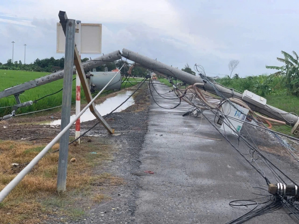 Các trụ điện cũng không chống chịu nổi các cơn mưa dông 