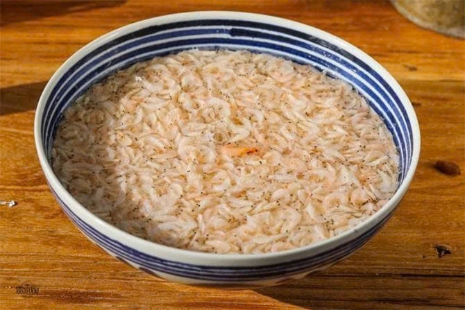 Cần ngâm nước để tôm khô giảm độ mặn. (Ảnh: Zhuanlan.zhihu)