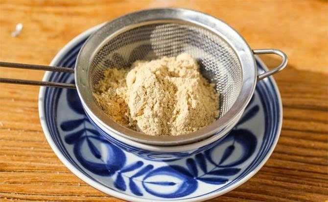 Sử dụng rây để thu được bột mịn. (Ảnh: Zhuanlan.zhihu)