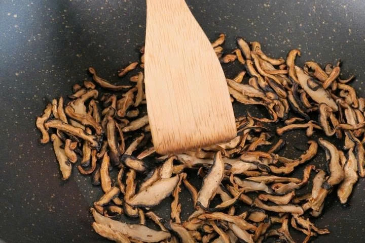 Rang nấm hương trên chảo với lửa nhỏ. (Ảnh: Xiachufang)