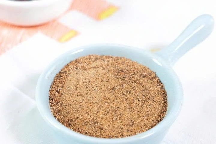 Xay mịn hạt nêm nấm hương, có thể sử dụng rây để tăng độ mịn. (Ảnh: Xiachufang)