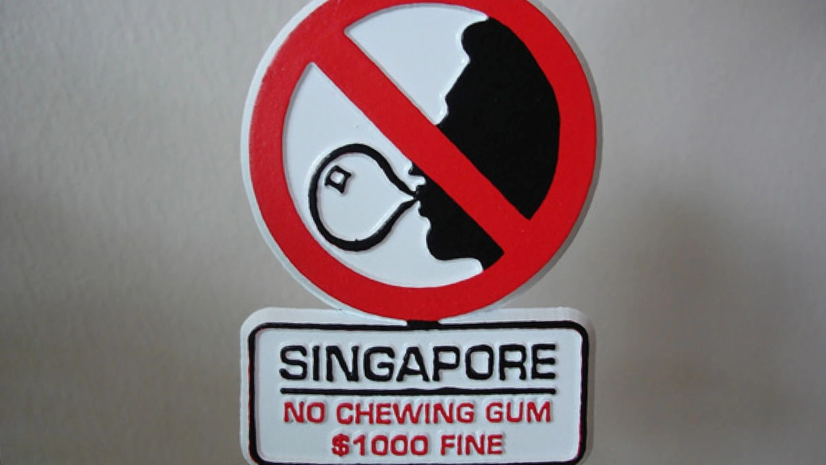 Nhai kẹo cao su bị nghiêm cấm ở Singapore, trừ mục đích y tế. Ảnh minh họa
