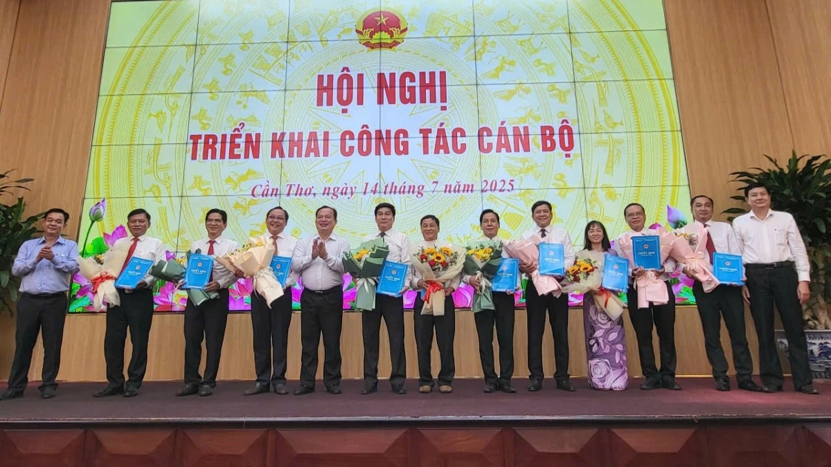 Lãnh đạo UBND thành phố Cần Thơ trao quyết định và tặng hoa chúc mừng lãnh đạo Ban Quản lý các khu chế xuất và công nghiệp Cần Thơ