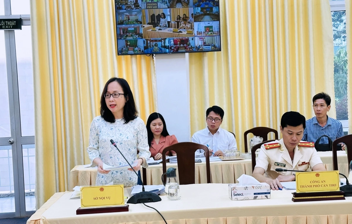 Đại biểu tham dự cuộc họp phát biểu