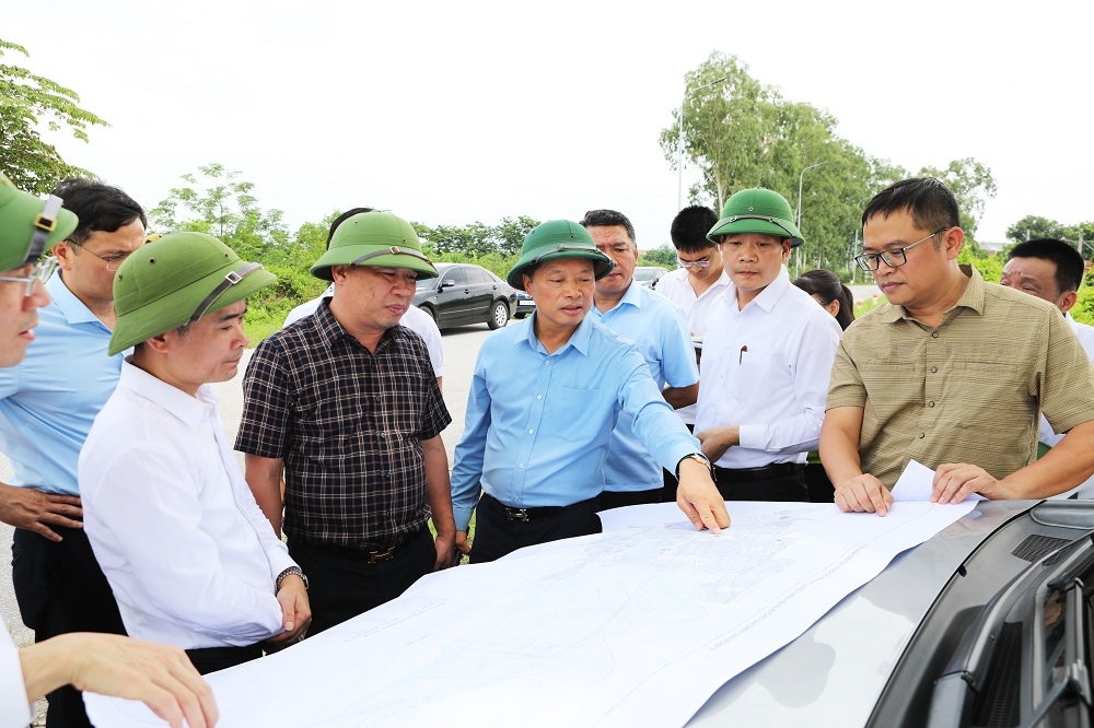 Phó Chủ tịch UBND tỉnh Bắc Ninh Đào Quang Khải kiểm tra khu vực dự kiến tổ chức lễ khởi công Dự án. Ảnh: PV