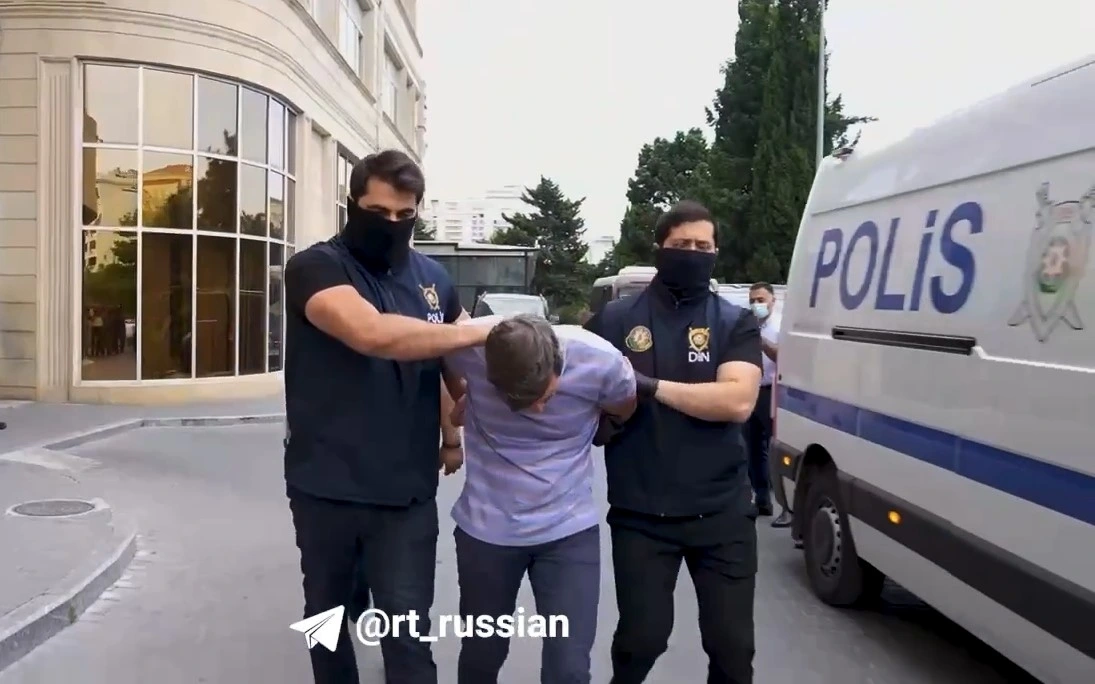 Cảnh sát Azerbaijan bắt 1 nhà báo Nga thuộc hãng Sputnik trong vụ đột kích văn phòng hãng này tại Baku mới đây. Ảnh: RT.