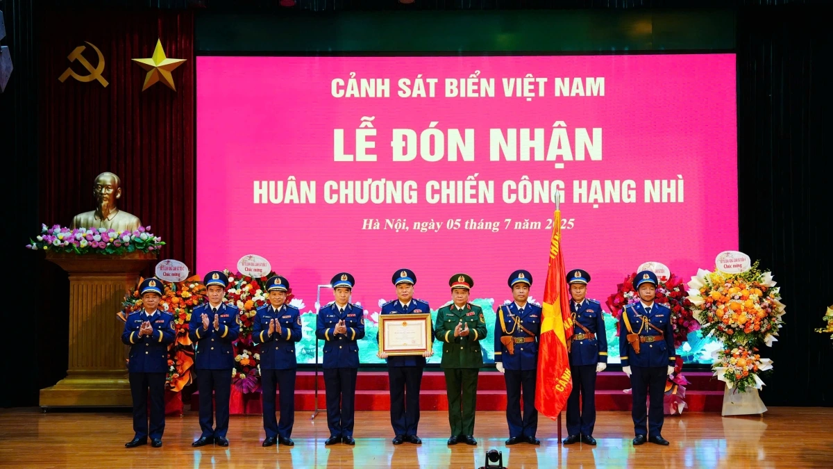 Cảnh sát biển Việt Nam đón nhận Huân chương chiến công Hạng Nhì