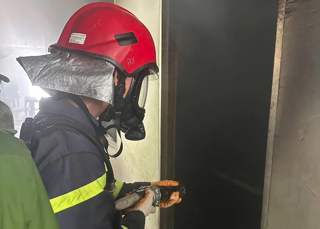 Cảnh sát phòng cháy chữa cháy phun nước dập lửa. Ảnh: CSPCCC Quảng Ngãi