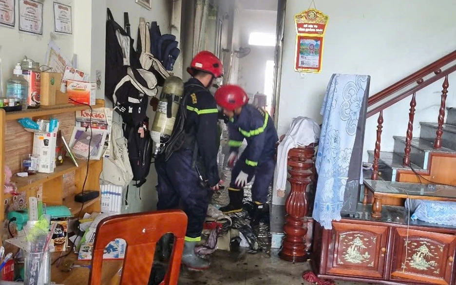 Cảnh sát phòng cháy chữa cháy tiếp cận hiện trường. Ảnh: CSPCCC Quảng Ngãi