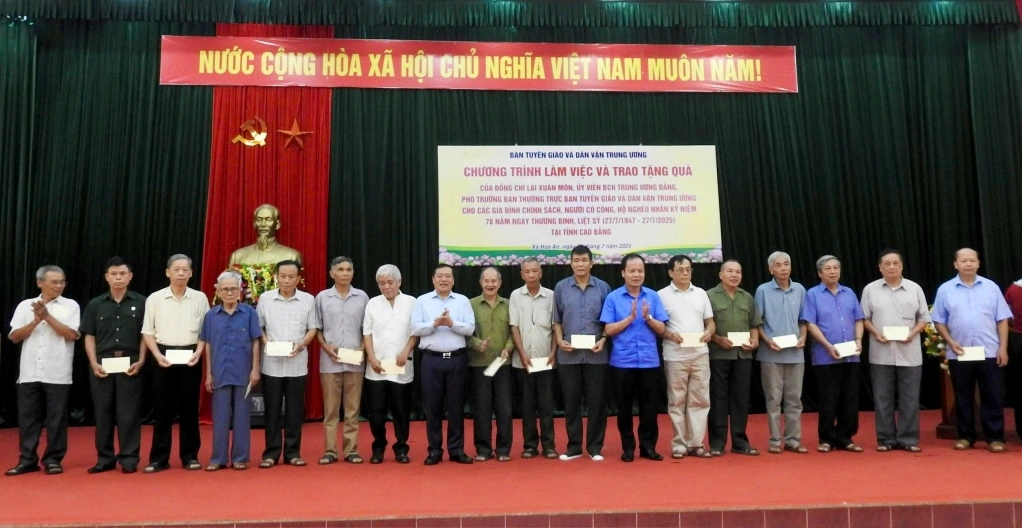 Phó Trưởng Ban Thường trực Ban Tuyên giáo và Dân vận Trung ương Lại Xuân Môn tặng quà gia đình chính sách tại xã Hòa An, Cao Bằng. ( Ảnh Thế Hiển)