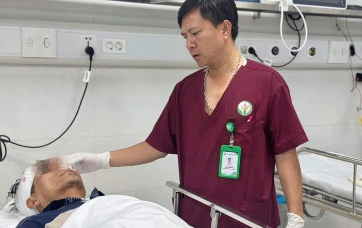 Bác sĩ điều trị cho bệnh nhân 58 tuổi (Ảnh BVCC)
