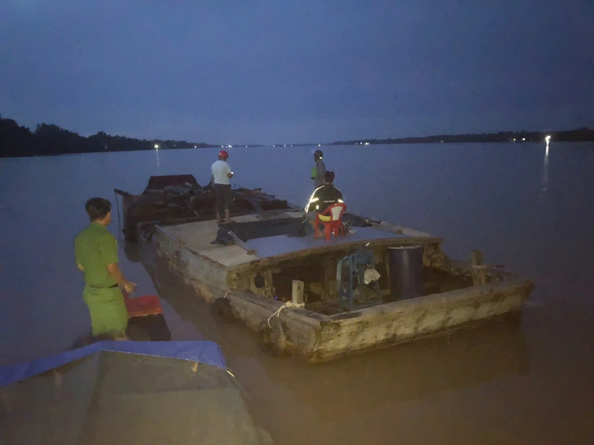 Phương tiện bơm hút cát trên sông Hàm Luông bị công an bắt giữ. (Ảnh: CACC)
