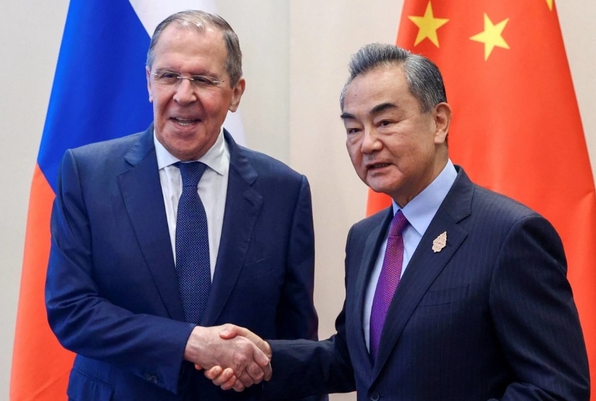 Ngoại trưởng Nga Sergei Lavrov và Ngoại trưởng Trung Quốc Vương Nghị. (Ảnh: Reuters)