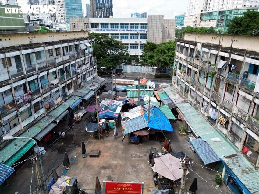 Khoảng sân của khu cư xá cũ kỹ, có nguy cơ đổ sập cũng là chợ dân sinh buôn bán sầm uất hàng ngày - Ảnh: Lương Ý