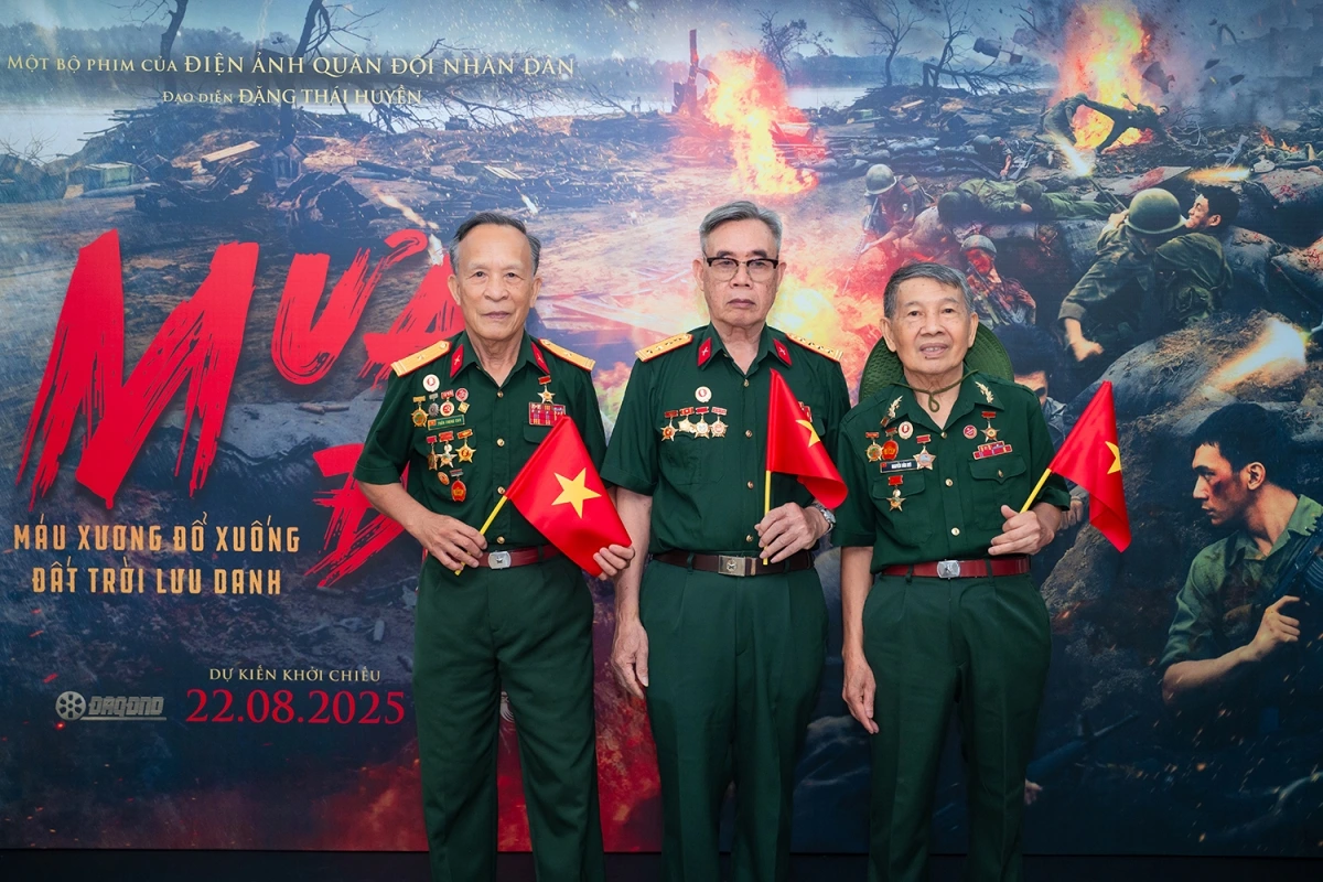 Các cựu chiến binh từng chiến đấu ở chiến trường Quảng Trị xúc động trước những thước phim "Mưa đỏ"