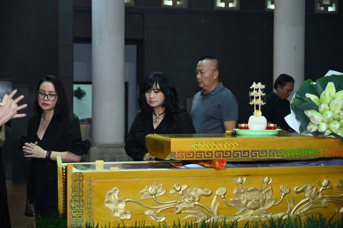 NSND Thanh Lam đến tiễn biệt người họa sĩ thân thiết. Ảnh: Giang Huy