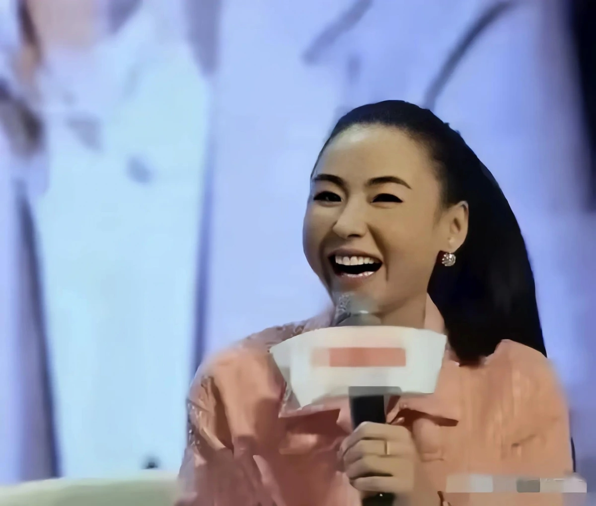 Ngoại hình khác lạ của Trương Bá Chi ở tuổi 44