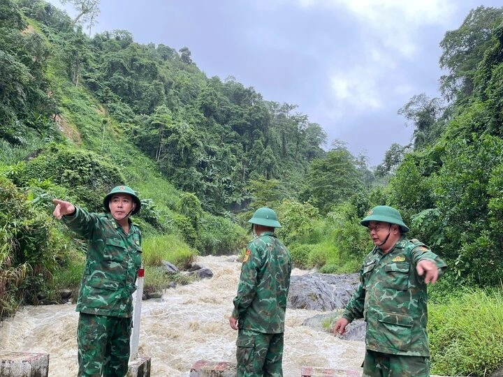 Từ đêm mưa trắng núi, những người lính của Bộ đội Biên phòng Nghệ An đã không rời tay súng, mắt hướng về những con suối đang gầm lên giữa rừng già. Những dấu hiệu đầu tiên của lũ dữ hiện ra từ buổi sớm hôm ấy - 21/7, và họ ở lại, đồng hành cùng dân.