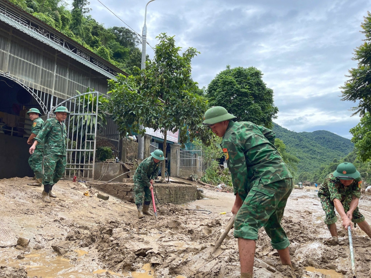 Bộ đội dọn đường giúp dân.