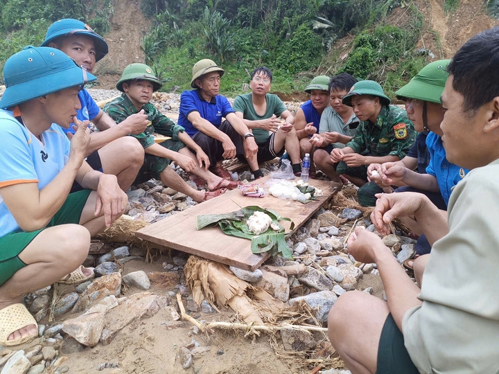 Giữa nền sỏi đá tan hoang, một buổi trưa muộn, bộ đội ngồi ăn cơm nắm chan nước suối. Không ai nói gì, nhưng ánh mắt họ cho thấy một thứ bền chặt hơn lời hứa: “Cùng nhau không bỏ lại ai”.