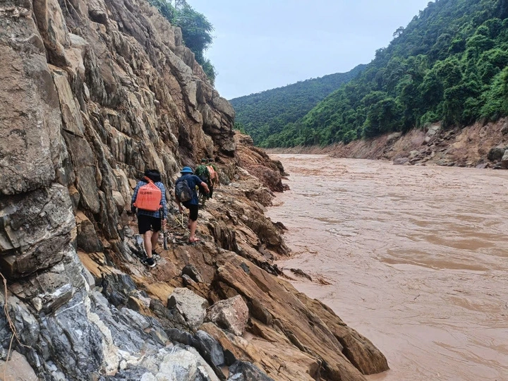 Sau trận lũ, đường vào các bản Cha Ngà, Xiềng Tắm (Mỹ Lý) bị chia cắt hoàn toàn. Mọi phương tiện cơ giới đều bất lực, bộ đội lên đường.
