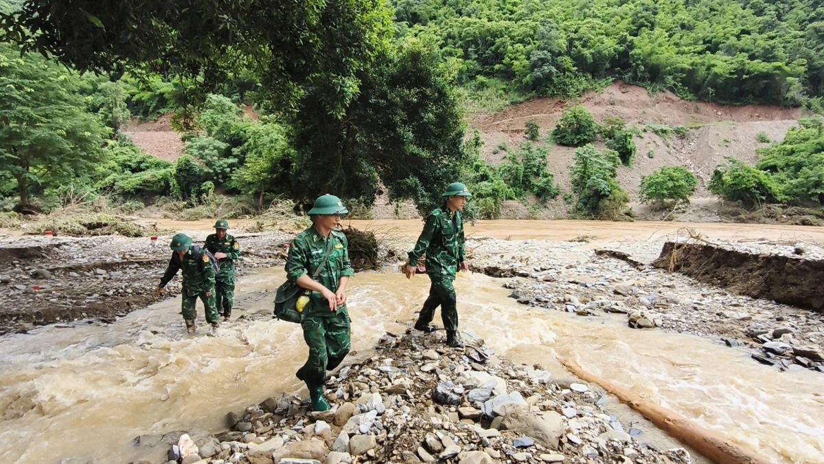 Mỗi người chỉ mang theo ít thuốc men, mì gói, nước uống và cuốc xẻng.