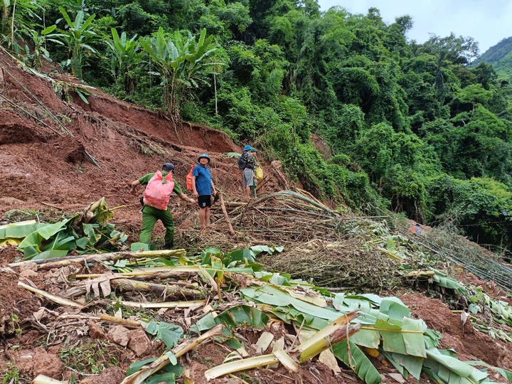 Băng rừng đến nơi bà con bị cô lập, mỗi bước đi là một cuộc vật lộn với rừng sâu.