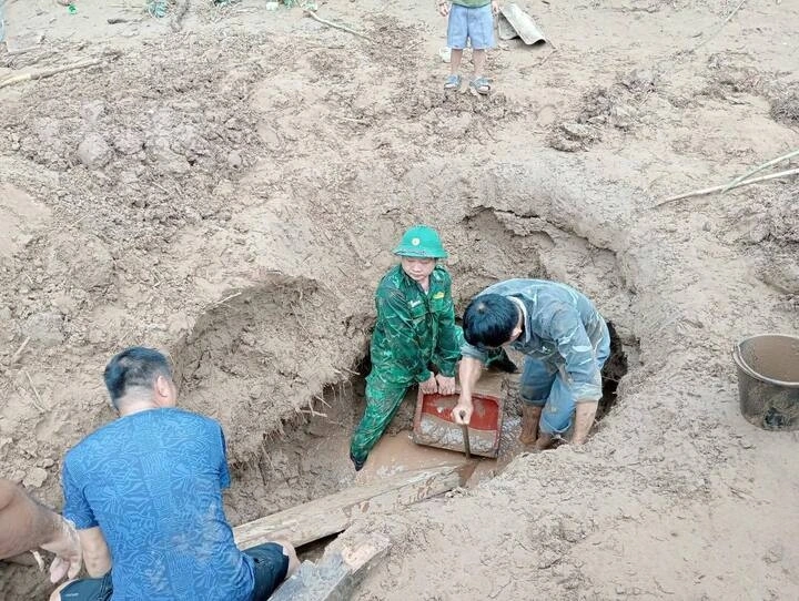 "Chúng tôi là lực lượng tiếp viện, còn từ đầu mùa lũ, 18 đồn biên phòng đóng tại các địa phương đã đồng hành cùng bà con rồi. Chúng tôi đến xã Tương Dương từ sáng 22/7, thế nhưng đường bị chia cắt nên ở lại tiếp viện bà con vùng ngoài. Tới tận hôm nay mới tiếp cận được trong này. Bản Cha Ngà và Xiềng Tắm coi như bị xóa sổ", một lãnh đạo Bộ đội Biên phòng Nghệ An nói khi vừa đặt chân tới bản Xiềng Tắm.
