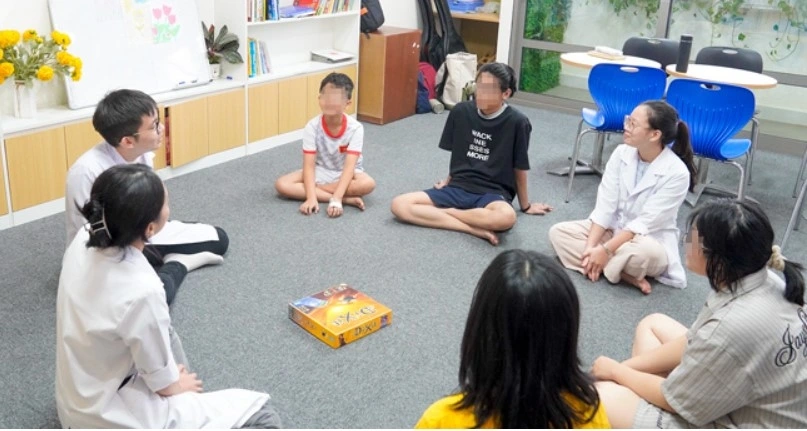 Bé H.N.M đang được các y bác sĩ chăm sóc sức khỏe tại Khoa sức khỏe vị thành niên. (ảnh BVCC)