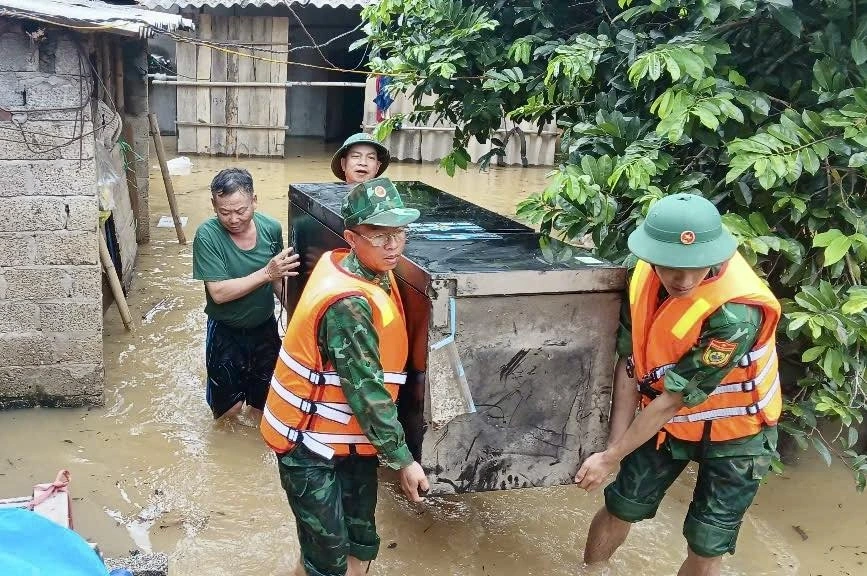 Đồn BP Châu Khê hỗ trợ nhân dân địa phương bị ngập lụt di chuyển tài sản đến nơi an toàn; đồng thời tổ chức lực lượng ứng trực tại các điểm ngập sâu. Ảnh: Hải Thượng.