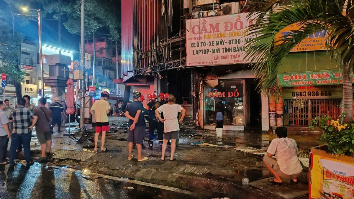 Công an khám nghiệm hiện trường, điều tra nguyên nhân vụ cháy.