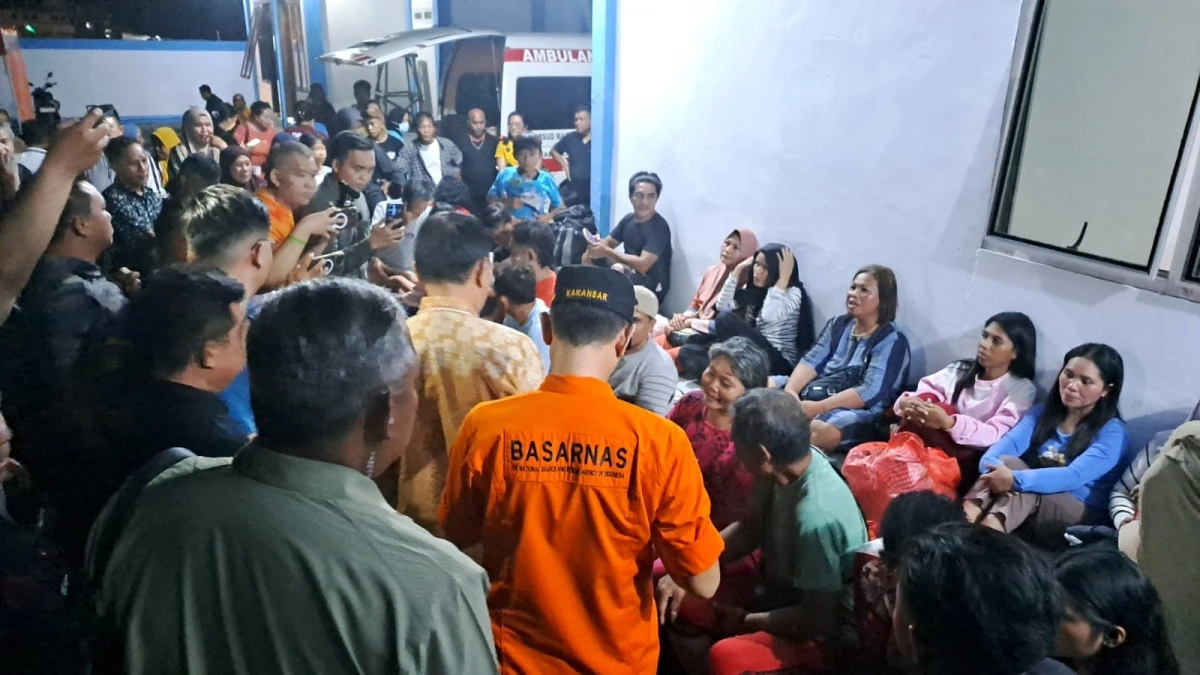 Chính quyền địa phương đến hỏi thăm các hành khách trên tàu bị cháy. Ảnh: Basarnas