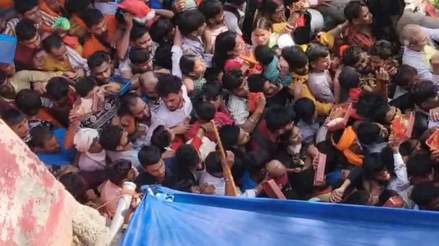 Chen lấn tại ngôi đền Mansa Devi, Ấn Độ. Ảnh: India TV News.