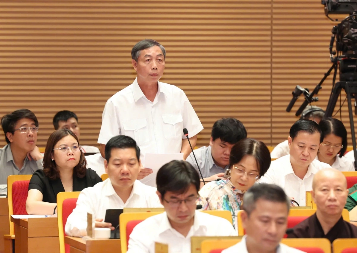 Ông Nguyễn Đình Đảng Chi Cục trưởng Chi cục Chăn nuôi, Thủy sản và Thú y Hà Nội trả lời chất vấn