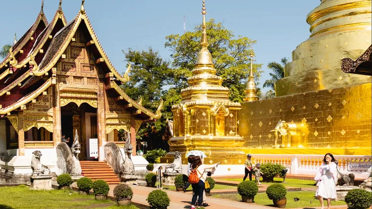 Du khách tại một ngôi chùa ở Chiang Mai, Thái Lan. (Ảnh: Travel+Leisure)