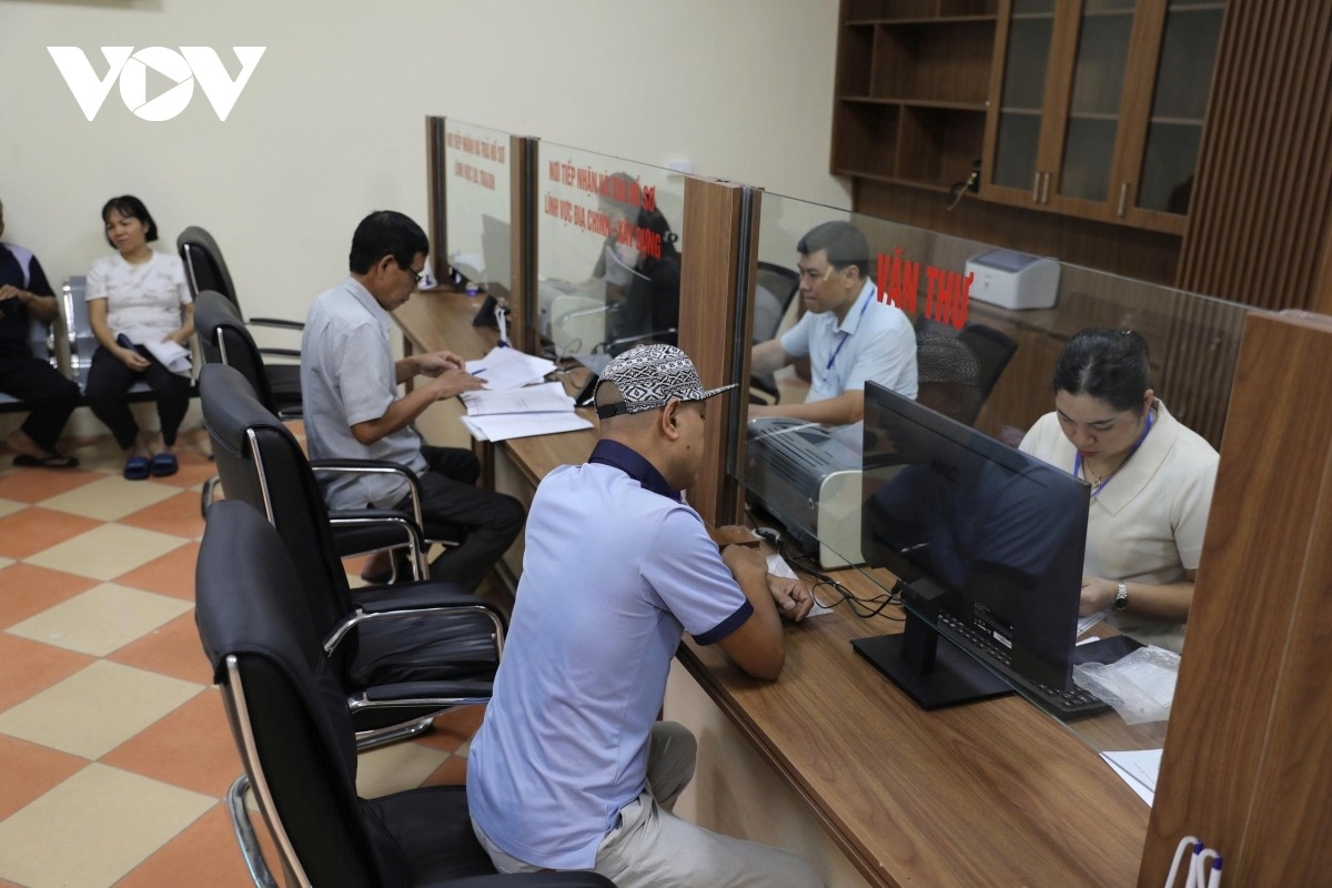 Không khí làm việc tại Trung tâm Hành chính công Việt Trì trong ngày đầu vận hành bộ máy chính quyền hai cấp