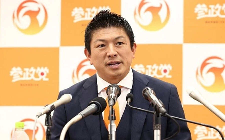Chủ tịch đảng Tham chính (Sanseito) Kamiya Sohei và khẩu hiệu Japanese First. Ảnh: Jiji Press.