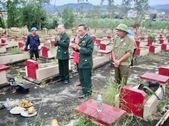 Cựu chiến binh Nguyễn Đăng Khoa phối hợp với đoàn tìm kiếm hài cốt liệt sĩ tỉnh Bình Phước (cũ) khai quật 4 ngôi mộ liệt sĩ Sư đoàn 968 để thực hiện các bước tiếp theo nhằm tìm ra danh tính liệt sĩ (Ảnh nhân vật cung cấp)