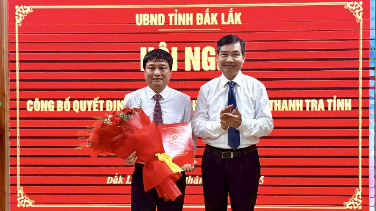 Chủ tịch UBND tỉnh Đắk Lắk Tạ Anh Tuấn trao quyết định và tặng hoa cho ông Hồ Duy Thành.