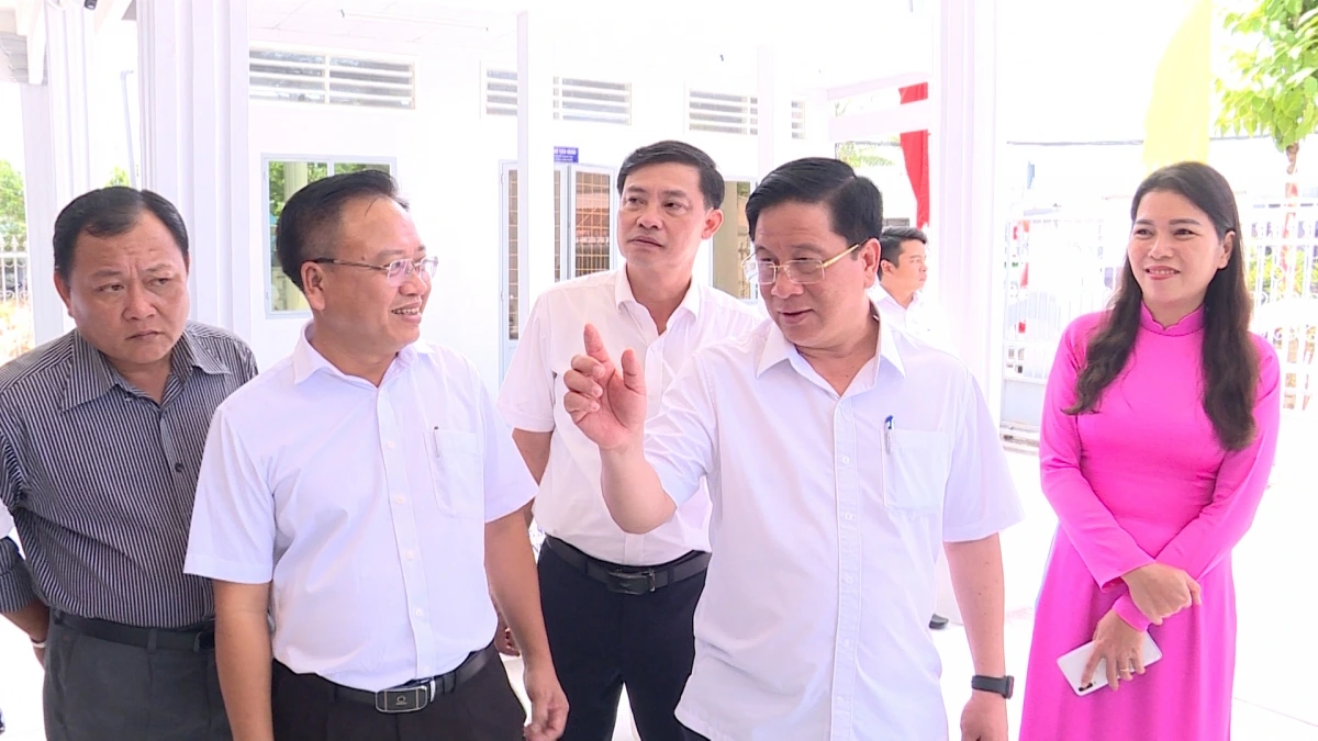 Chủ tịch UBND tỉnh Hồ Văn Mừng kiểm tra công tác vận hành bộ máy mới tại phường Vĩnh Thông