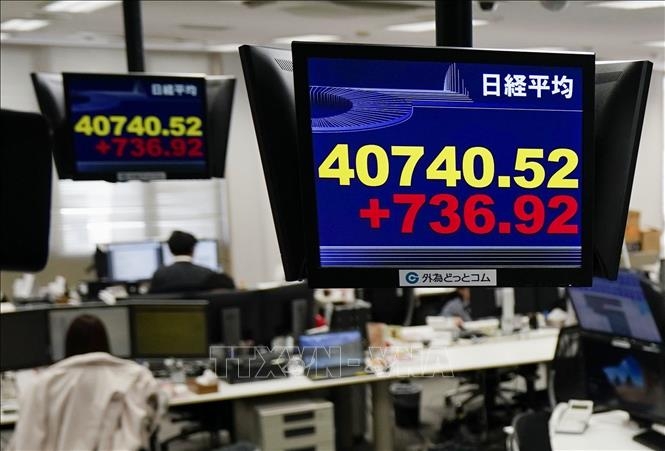 Màn hình hiển thị chỉ số chứng khoán Nikkei 225 tại Tokyo, Nhật Bản. (Ảnh minh họa: Kyodo/TTXVN)