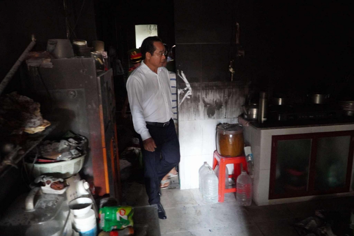 Chủ tịch UBND TP.HCM Nguyễn Văn Được đã trực tiếp đến hiện trường vụ cháy.