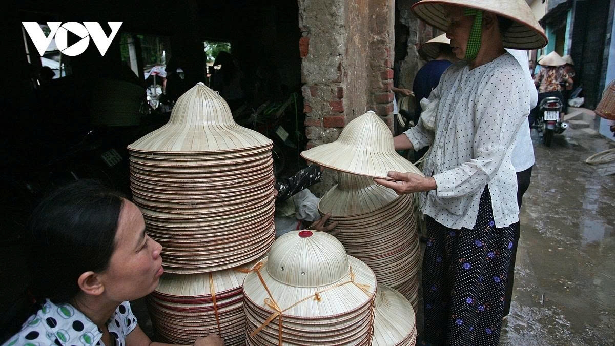 The market sells conical hats with many different designs.