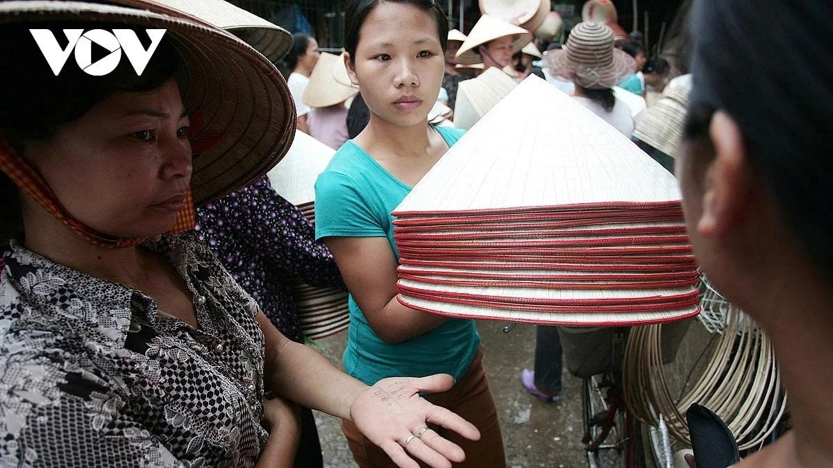 Many people take a trip to the market to buy hats as souvenir gifts.