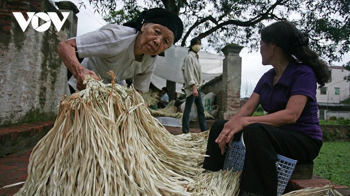 The market is located on banks of the Day river, right in front of the ancient village communal house.