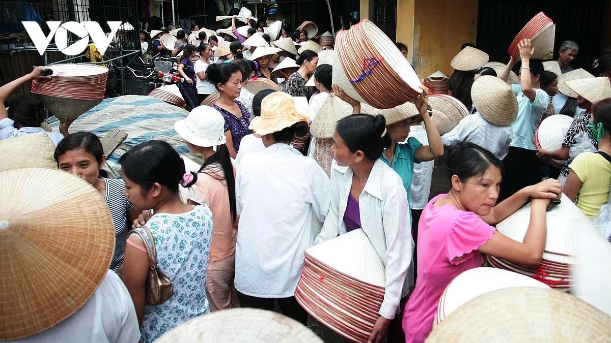 It’s easily found that street vendors carry 10 to 20 pieces of hat on their heads or shoulders, walking around the market looking for buyers.