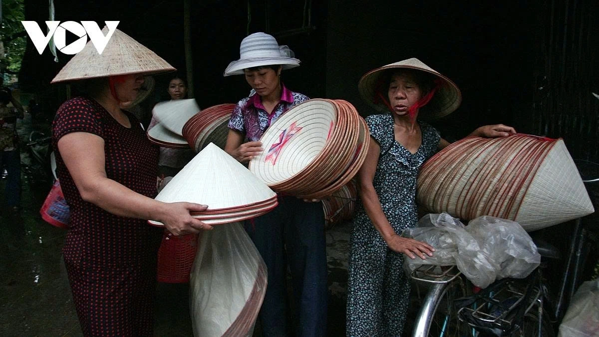 The market starts bustling at 5 a.m. in front of the communal house yard, and most of the customers are the elderly.
