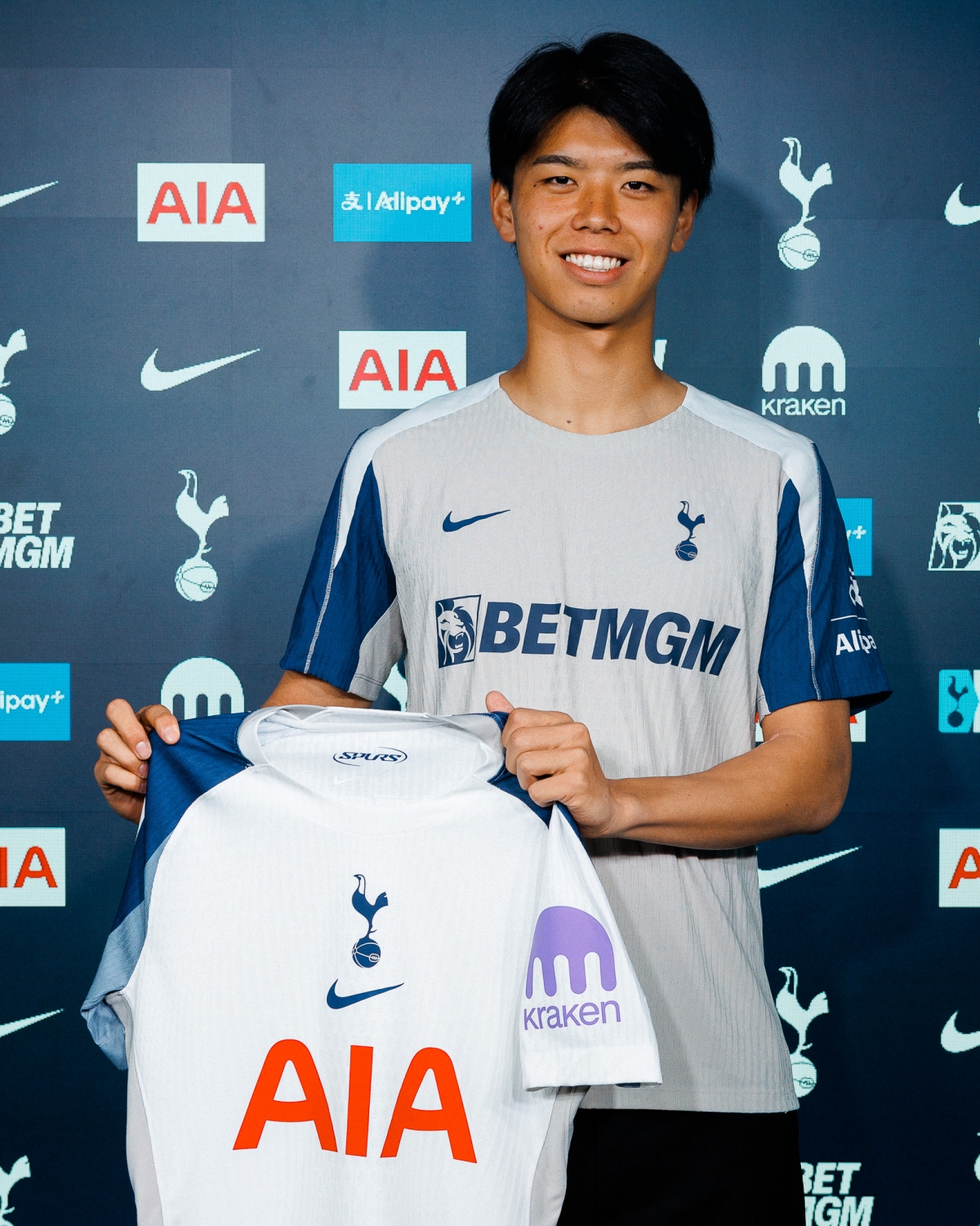 Tân binh Kota Takai ra mắt Tottenham. (Ảnh: Tottenham Hotspur)