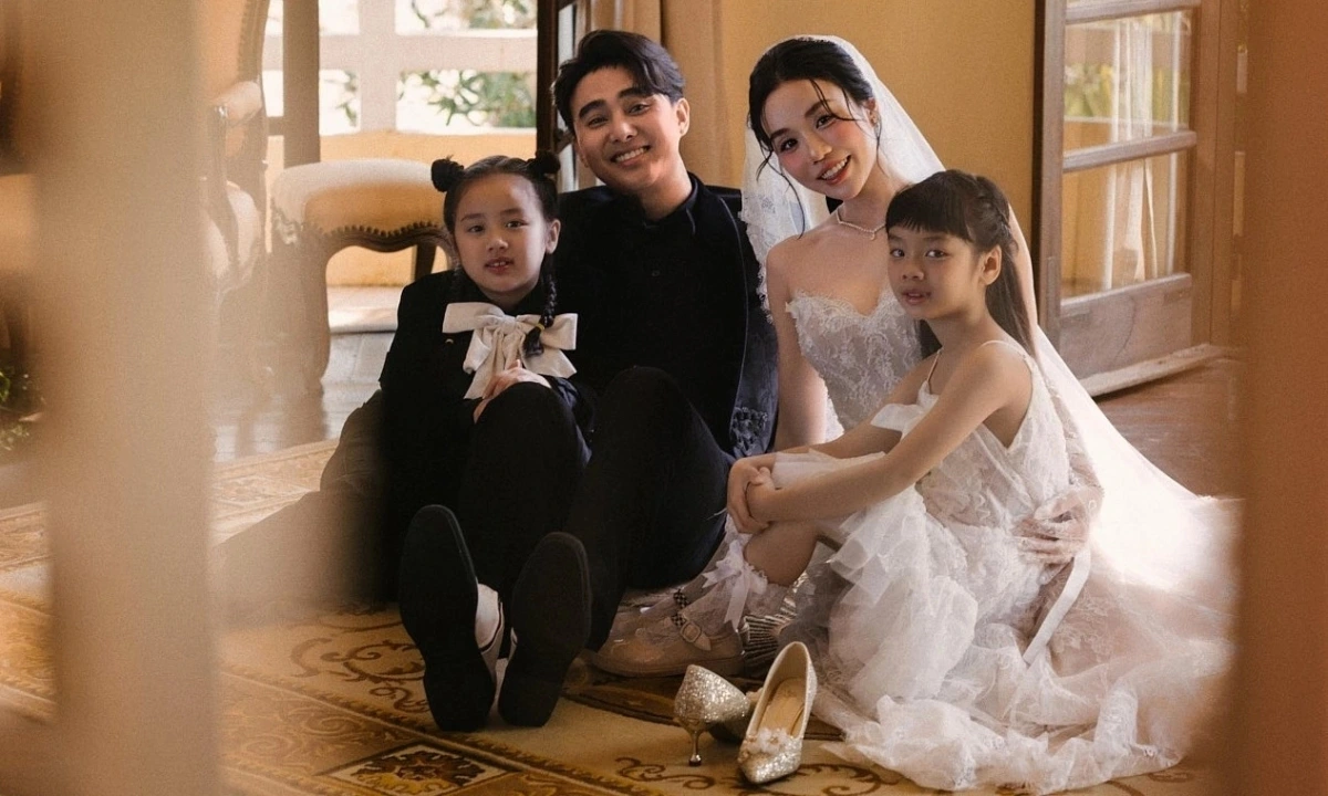 Trước lễ cưới, Cindy Lư - Đạt G hé lộ bộ ảnh cưới đầu tiên với nhiều khoảnh khắc tình tứ, hai con gái của Cindy cũng góp mặt.