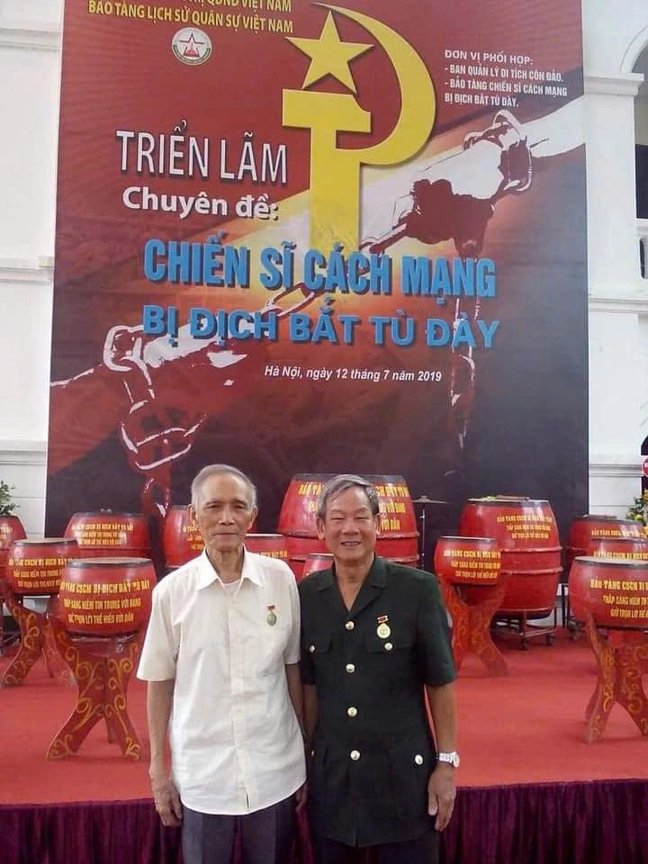 Ông Nguyễn Quốc Phú và đồng đội.